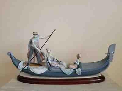 Lladro figurines collectibles Gondola In The Gondola Couple Sculpture.