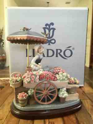 Lladro Flowers of the Season 1454 Figurine with Base Mint in Box