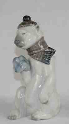 LLADRO "PAINFUL BEAR" #5021 FIGURINE ~ POLAR BEAR W/SCARF & HAT ~ PERFECT!!! ~