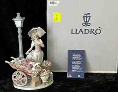 Lladro Flowers for Everyone, item #6809 Mint w/ Box MUST SEE - Stunning!