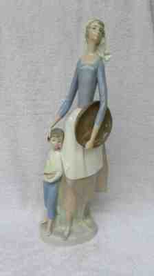 LLADRO, WOMAN WITH CHILD PP134 ~ PRE-PRODUCTION ~ VINTAGE ~ VERY RARE!!! ~