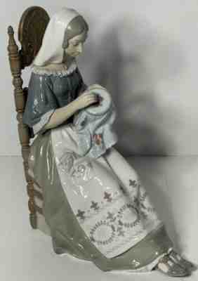 Vintage LLADRO #4865 Insular Embroideress Embroidery Knitting Lady Figurine Mint