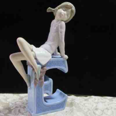 Lladro Figurine 5146 SCHOOL GIRLS E IS FOR ELLEN 1982 Spain 8 1/4
