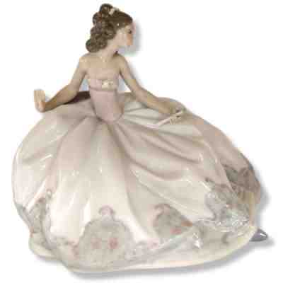 LLADRO 5859 Porcelain Figurine At The Ball Elegant Woman Lady Flowing Dress