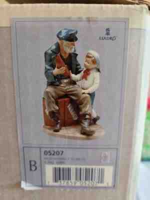 BOXED MINT RETIRED LLARDO â??A TALL YARINâ?, SEA CAPTAIN w/ BOY & BOAT FIGURINE