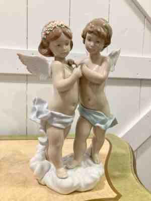 LLADRÃ? WAITING FOR A RAINBOW (TWO ANGELS HUGGING) #06803 2001 RET 2004 12"IN H