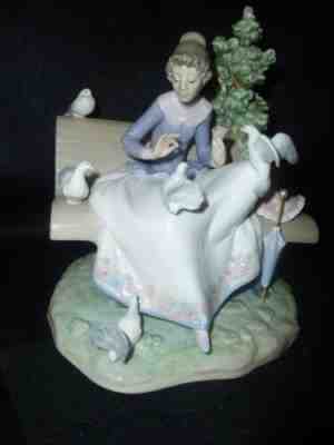 LLADRO FEEDING THE PIGEONS 5428 MIB FABULOUS AND CLASSIC LLADRO~STUNNING WORK!