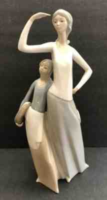 Lladro Nao Mother & Daughter Looking At The Horizon 14" by Fulgencio Garcia