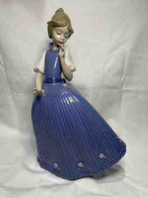 Vintage Lladro Daisa Collectable Figurine ï¿¼1981 Woman with Dress