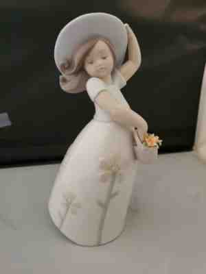 値下げリヤドロリトル・デイジー8041 LLADRO LITTLE DAISY Little Daisy Girl Figurine | Lladró® USA