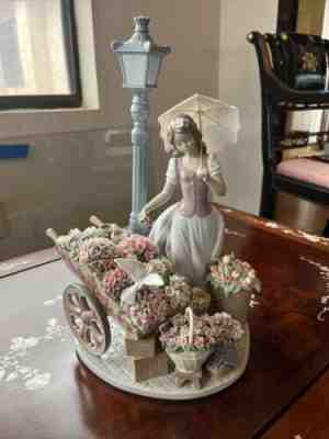 LLADRO FLOWERS FOR EVERYONE GIRL SCULPTURE #6809