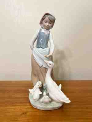Lladro Girl Feeding Geese 'Feeding Time' Figurine # 1277, 10