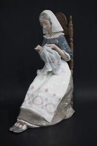 Vintage LLadro #4865 Insular Embroideres Embroidering Knittng Lady Figurine Mint