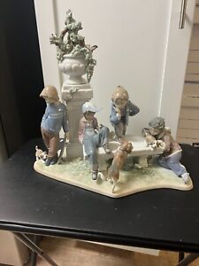 LLADRO #5539 – PUPPY DOG TAILS, Boys in park with Dogs