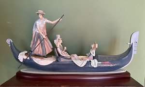 Lladrò Porcelain Statue, "IN THE GONDOLA", Numbered, perfect condition