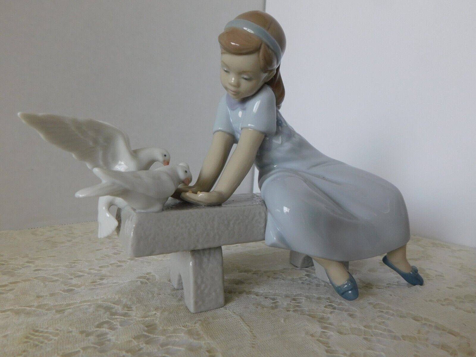 RARE LLADRO SPAIN FIGURINE # 08212 - FRIENDS IN THE PARK / MIS PALOMITAS - MINT
