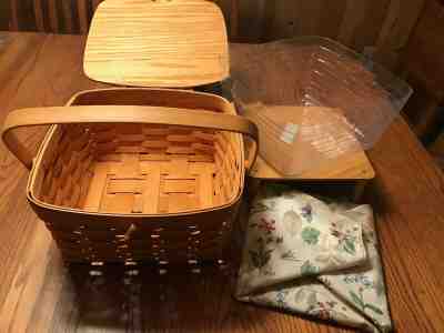 Longaberger Picnic / Cake Basket w/Liner, Protector & Wooden Riser - 2000