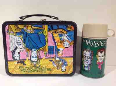 1965 MUNSTERS UPSIDE DOWN ERROR LUNCH BOX WITH NEAR MINT THERMOS VINTAGE & RARE