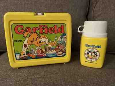 Sold at Auction: 1978 Garfield plastic lunch box and Thermos