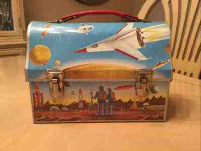 VINTAGE ASTRONAUT OUTER SPACE DOME TOP LUNCH BOX Used Cond. Rockets Mars Moon