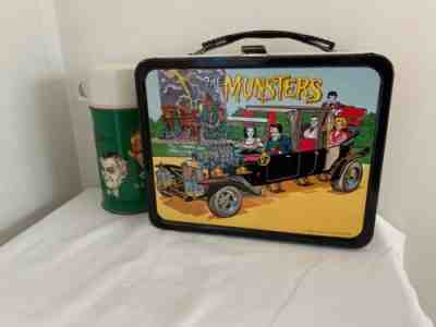 VINTAGE MUNSTERS METAL LUNCHBOX 1965 w/MATCHING THERMOS TOP CONDITION