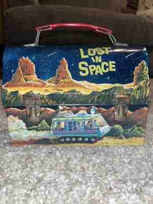 VINTAGE LOST IN SPACE 1967 DOME TOP TIN LUNCH BOX W/ THERMOS NICE CONDICIONA