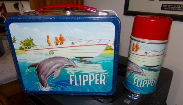 VINTAGE 1966 FLIPPER LUNCHBOX WITH METAL THERMO FROM TV SHOW EX