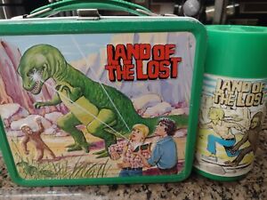 HIGH GRADE 1975 Vintage LAND OF THE LOST Metal LUNCHBOX Aladdin w/Thermos Krofft