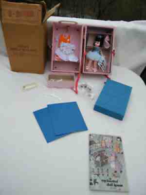 1983 The Enchanted Doll House Madame Alexander Ballerina 430 w Trunk/Acces NEW