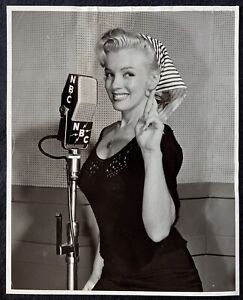 RARE MARILYN MONROE STRIKING ORIGINAL CANDID PHOTO 1950s VINTAGE NBC RADIO DEBUT