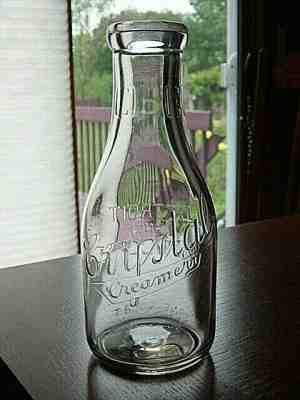 1930s CRYSTAL CREAMERY Wyandotte Detroit MICHIGAN Mich. MI. dairy milk bottle QT