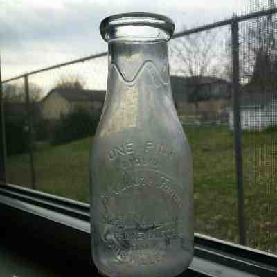 BROADACRE FARMS Pint Milk Bottle; ROBERT J McCAMPBELL  LOUISVILLE TENN;  (TREP) 