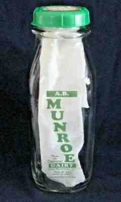 A.B. MUNROE DAIRY Glass Bottle, 16 oz, Green Plastic Egg Nog Lid, E. Prov. RI