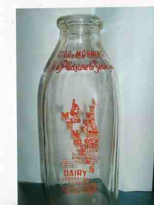 Mumpers dairy One Quart Glass milk bottle From Elizabethtown, pa.  Nice shape