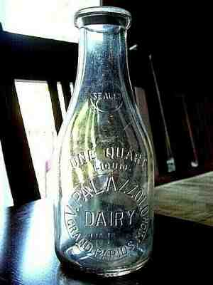 1930's V. PALAZZOLO Grand Rapids MICHIGAN Mich. Mi. Quart dairy milk bottle