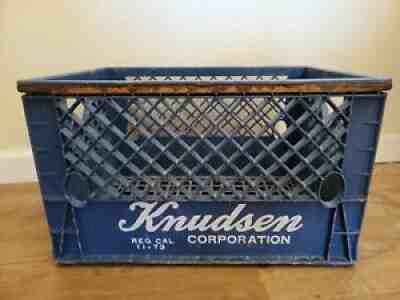 Vintage Knudsen Dairy Plastic Large Milk Crate Dairy Steel Band 18 1/2 Ã? 13 x 11