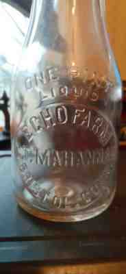 Vintage embossed ECHO FARM C.T MAHANNAH BRISTOL.CONN ONE PINT MILK BOTTLE