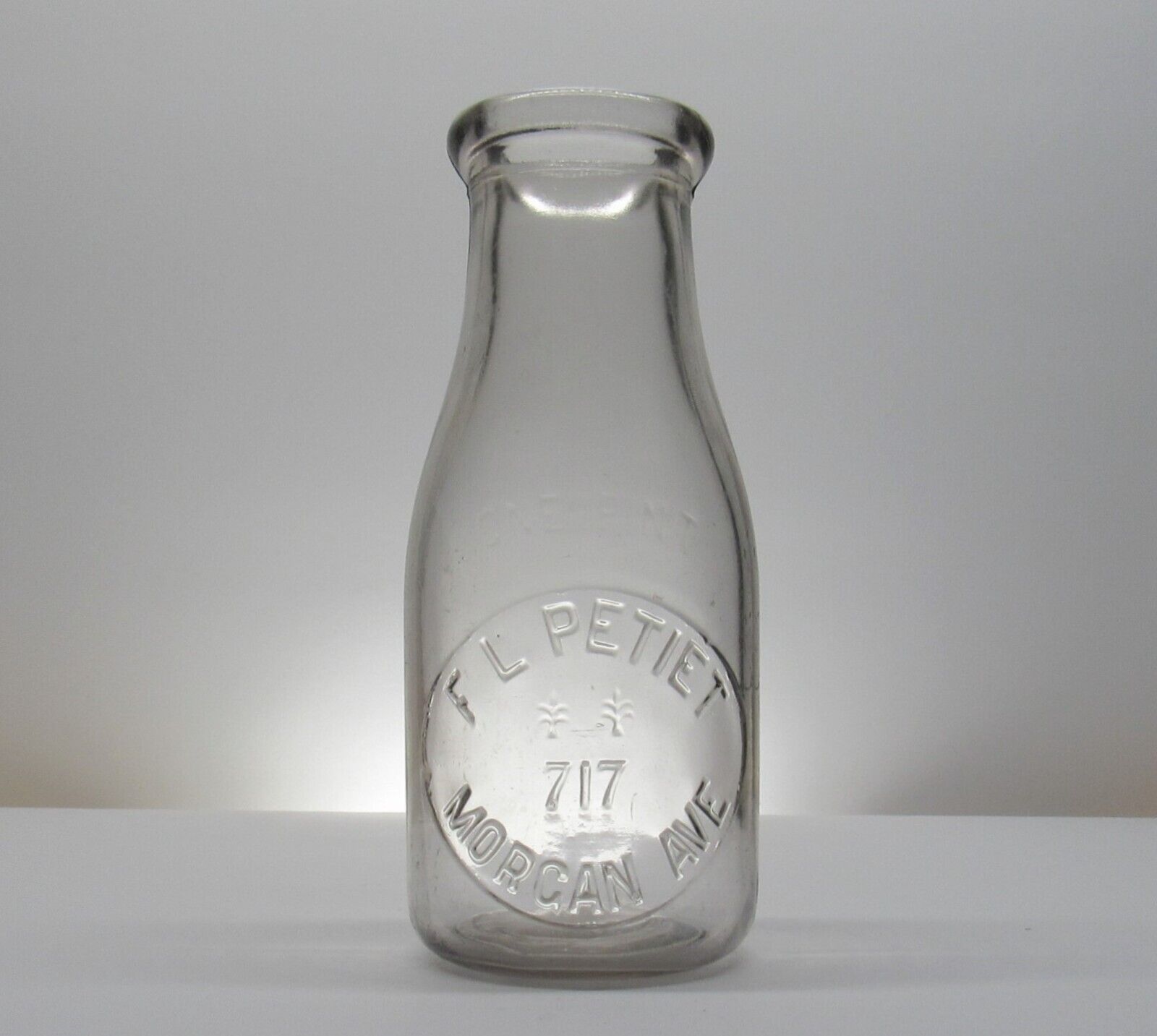 PHILADELPHIA Rare MILK BOTTLE @ FRANCIS PETIET DAIRY PENNSYLVANIA PHOENIXVILLE