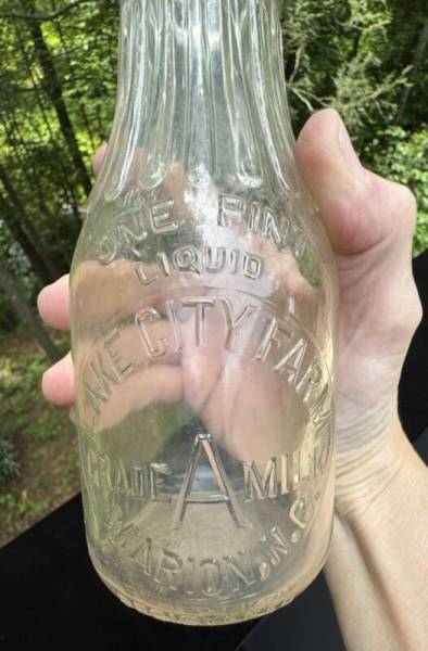 Rare Lake City Dairy Farm Embossed 1 Pint Glass Milk Bottle Marion NC -A80