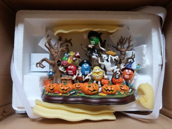 DANBURY MINT M&M CERAMIC HALLOWEEN PUMPKIN PATCH- NO CRACKS OR BREAK & LIGHTS UP