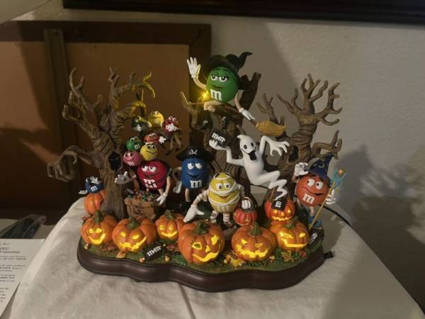 DANBURY MINT M&M CERAMIC HALLOWEEN PUMPKIN PATCH- Perfect condition - Fast ship
