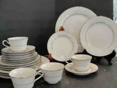 NORITAKE SORRENTO 4 - 5 PIECES SETTING 20 PIECES LOOKS NEW