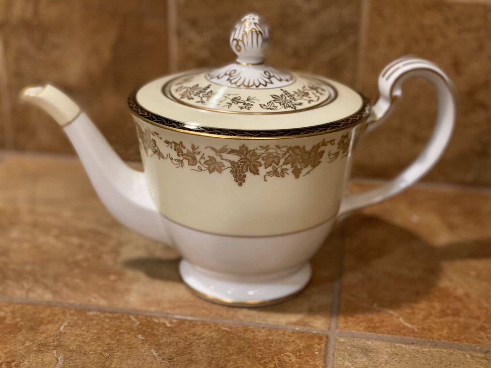 Noritake ‘Valencia’ Tea Pot Excellent Condition Used