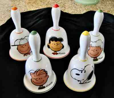 SNOOPY - PEANUTS - LUCY - GARBAGE PAIL- SCHROEDER 1971 Hand Bells Set SCHMID New