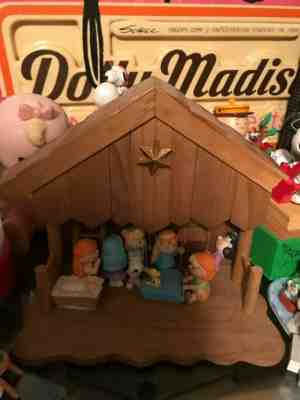 Peanuts Snoopy Manger And Nativity set