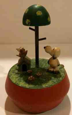 SNOOPY / PEANUTS ANRI SNOOPY WITH BIRD AND TREE VINTAGE WOODEN MUSIC BOX
