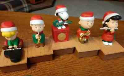 Hallmark Charlie Brown Peanuts Gang Christmas Band with Animatronics Defect