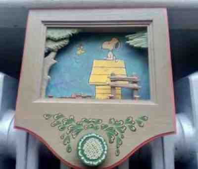 SNOOPY PEANUTS ANRI VINTAGE WOODEN WALL HANGING MUSIC BOX â??Yellow Birdâ?