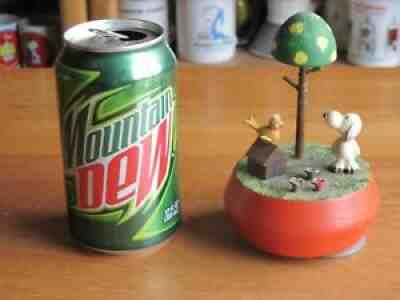 SNOOPY / PEANUTS ANRI MUSIC BOX SNOOPY & BIRD AT DOG HOUSE WOODEN