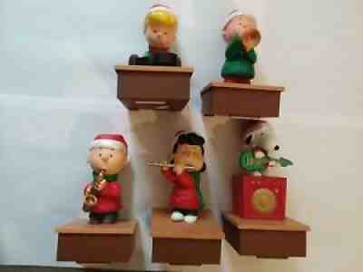 Hallmark Charlie Brown & Peanuts Gang 2011 Wireless Christmas Band set of 5